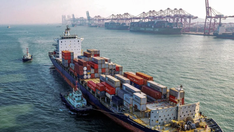 Um navio de carga carregado com contêineres navega em um porto em Qingdao, na província oriental de Shandong, na China, em 14 de janeiro de 2020. (STR/AFP via Getty Images)
