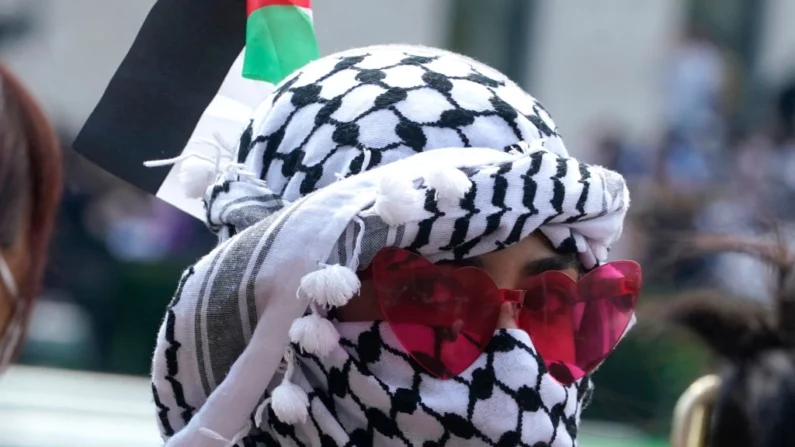 Um manifestante pró-Palestina usa um keffiyeh no West Lawn da Universidade de Columbia, em Nova Iorque, em 29 de abril de 2024. (Timothy A. Clary/AFP via Getty Images)