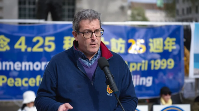 Benedict Rogers, co-fundador da Comissão de Direitos Humanos do Partido Conservador e do Hong Kong Watch, falando em um evento marcando o 25º aniversário de uma demonstração pacífica em Pequim, em Londres em 20 de abril de 2024. (Yanning Qi/The Epoch Times)