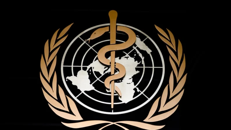 O logotipo da Organização Mundial da Saúde é visto na entrada de sua sede em Genebra, Suíça, em 9 de março de 2020 (Fabrice Coffrini/AFP via Getty Images)
