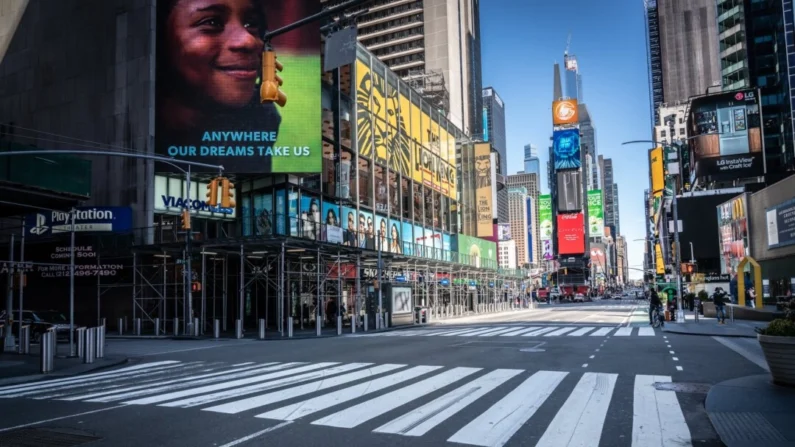 Times Square, Nova Iorque, em 24 de março de 2020 (GetCoulson/Shutterstock)
