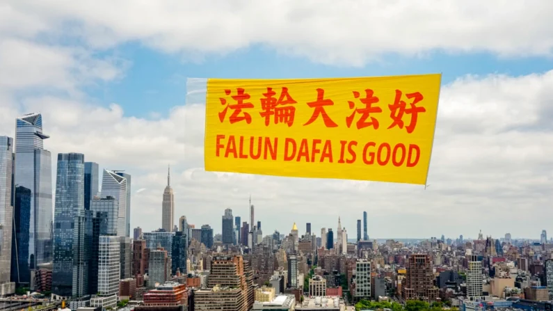 Uma faixa com os dizeres “Falun Dafa é bom” voa sobre o rio Hudson, em Nova Iorque, em 13 de maio de 2024 (Larry Dye/The Epoch Times)
