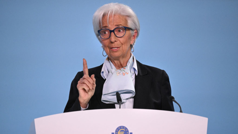 A Presidente do Banco Central Europeu (BCE), Christine Lagarde, gesticula enquanto discursa numa conferência de imprensa após a reunião do Conselho do BCE em Frankfurt am Main, na Alemanha Ocidental, em 11 de abril de 2024 (Foto de KIRILL KUDRYAVTSEV/AFP via Getty Images)
