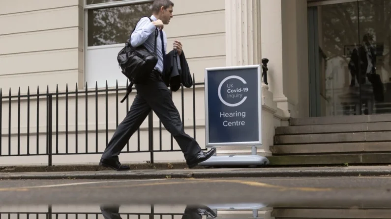 Um membro do público passa pelo local para ir ao inquérito COVID-19 do Reino Unido em Londres, em 20 de junho de 2023. (Dan Kitwood/Getty Images)
