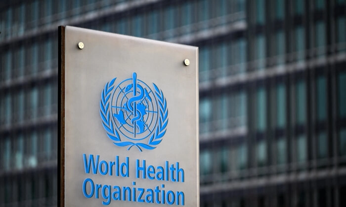 Uma placa da Organização Mundial da Saúde (OMS) em sua sede em Genebra, Suíça, em 7 de dezembro de 2021. (Fabrice Coffrini/AFP via Getty Images)