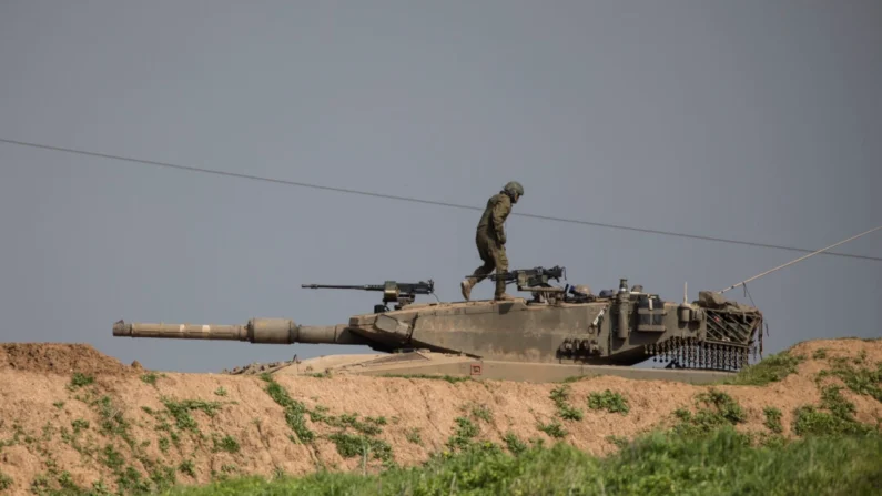 Um soldado israelense está em um tanque perto da fronteira com Gaza, no sul de Israel, em 9 de fevereiro de 2024. (Amir Levy/Getty Images)