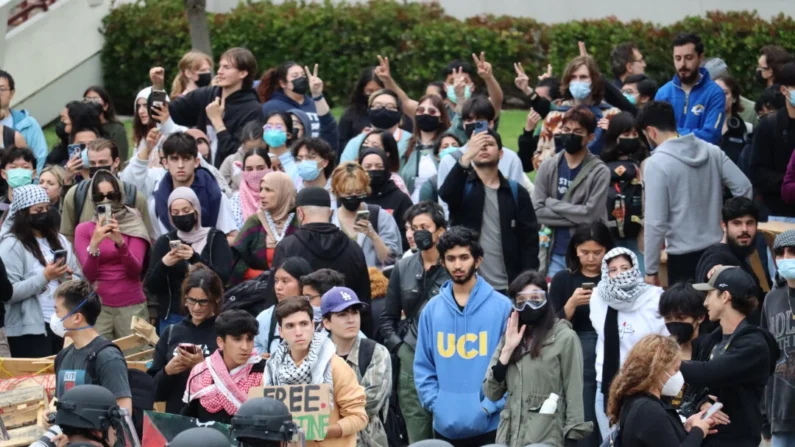 A polícia enfrenta estudantes e ativistas pró-palestinos durante um protesto na Universidade da Califórnia-Irvine em Irvine, Califórnia, em 15 de maio de 2024. (May He/The Epoch Times)
