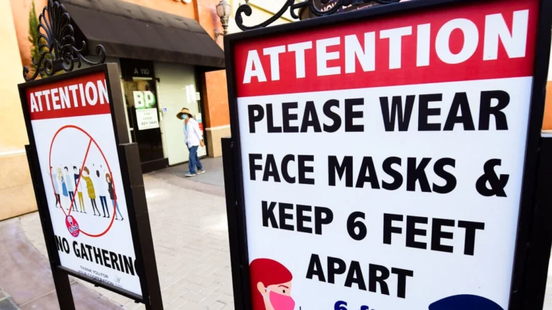 Placas lembrando as pessoas do distanciamento social e do uso de máscaras permanecem em um shopping na Califórnia, em 14 de junho de 2021 (Frederic J. Brown/AFP via Getty Images)
