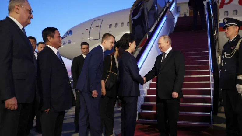 Nesta fotografia distribuída pela agência estatal russa Sputnik, o líder da Rússia, Vladimir Putin, é recebido por autoridades chinesas em sua chegada ao Aeroporto Internacional da Capital Pequim, em Pequim, em 16 de maio de 2024 (Alexander Ryumin/POOL/AFP via Getty Images)
