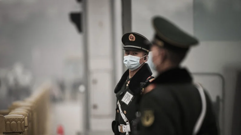 Polícia paramilitar monta guarda na Praça Tiananmen, em Pequim, em 10 de março de 2021. (Noel Celis/AFP via Getty Images)
