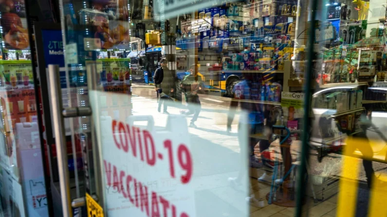 Uma farmácia anuncia vacinas COVID-19 em uma vitrine no bairro de Queens, na cidade de Nova Iorque, em 11 de maio de 2023. (Spencer Platt/Getty Images)