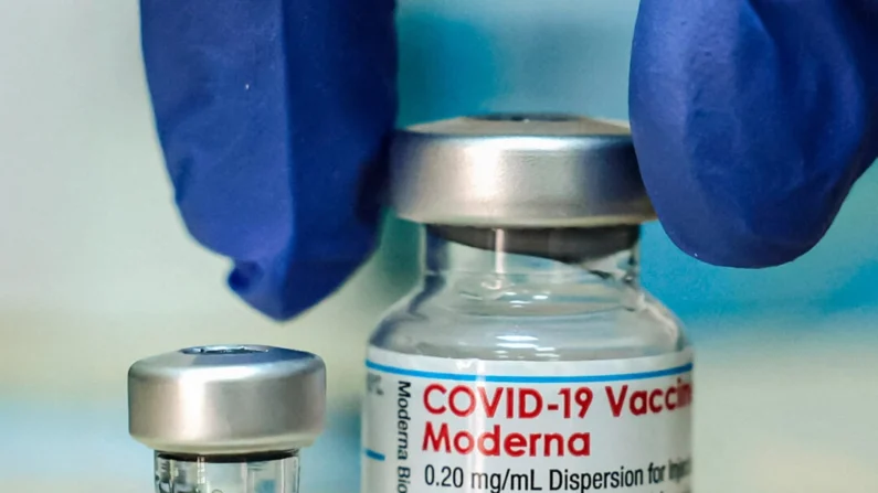 Dois frascos de vacinas contra a COVID-19 da empresa Moderna (Hazem Bader/AFP via Getty Images)
