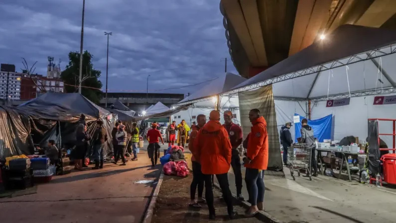 Voluntários e agentes do estado trabalham no RS (© Rafa Neddermeyer/Agência Brasil)