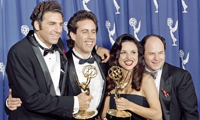(Esquerda para a direita) Michael Richards, Jerry Seinfeld, Julia Louis-Dreyfus e Jason Alexander da sitcom Seinfeld em Pasadena, Califórnia, em 19 de setembro de 1993. (Scott Flynn/AFP/Getty Images)
