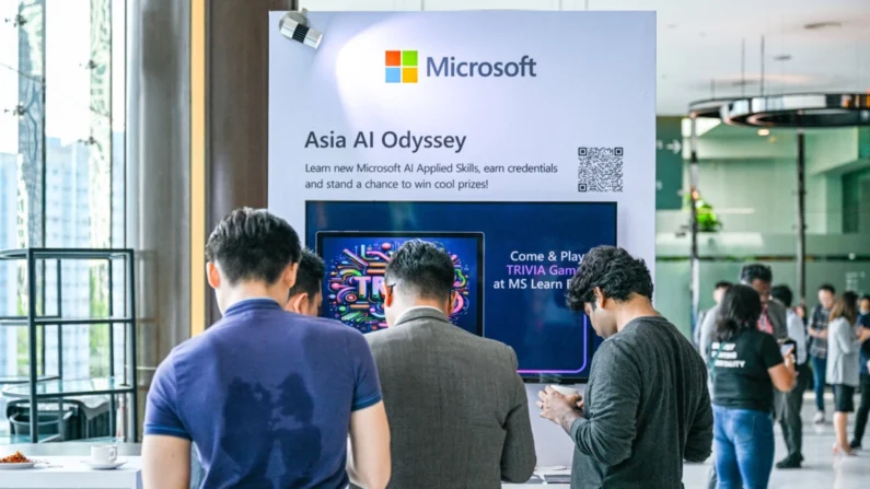 Os participantes verificam um estande da Microsoft antes do discurso do CEO Satya Nadella durante um evento chamado Microsoft Build AI Day em Kuala Lumpur em 2 de maio de 2024. Em 2 de maio de 2024, a Microsoft prometeu um investimento de US$2,2 bilhões em inteligência artificial e computação em nuvem na Malásia para ajudar a desenvolver a infraestrutura de IA do país, disse a gigante da tecnologia em um comunicado. (Foto de Mohd RASFAN/AFP) (Foto de MOHD RASFAN/AFP via Getty Images)
