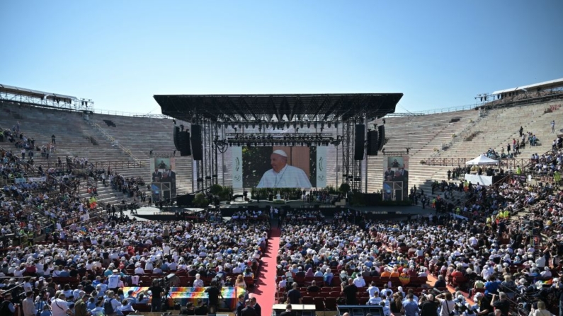 Papa Francisco discursa para a multidão na Arena durante uma visita a Verona, em 18 de maio de 2024 (Foto: MARCO BERTORELLO/AFP via Getty Images)