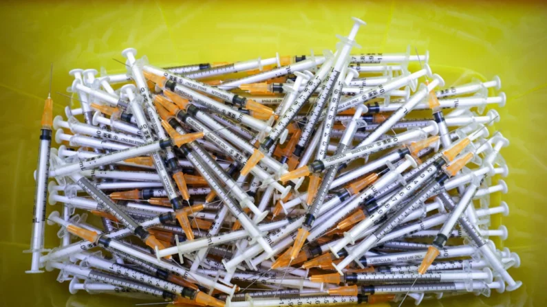 Agulhas de injeções de vacinas anteriores em uma clínica de vacinas contra a COVID-19 na Nova Zelândia em uma fotografia de arquivo. (Hagen Hopkins/Getty Images)
