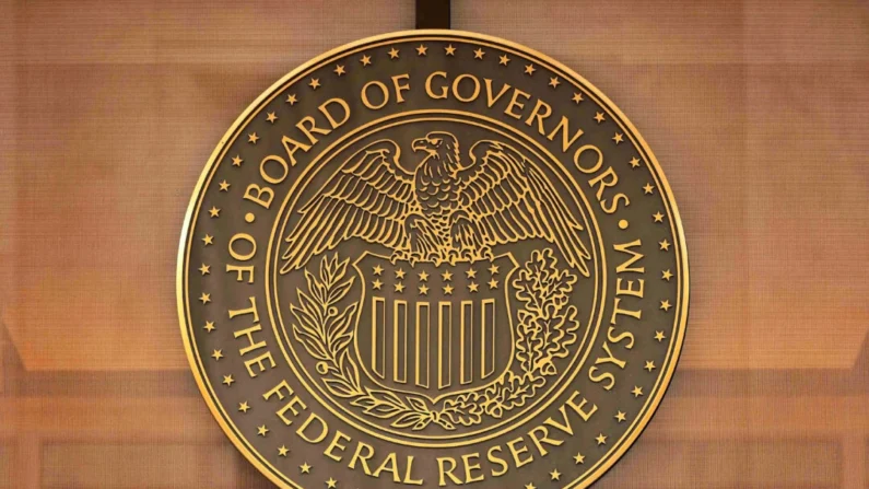 O selo do Conselho do Federal Reserve aparece do lado de fora do edifício William McChesney Martin do Fed, em Washington, em 13 de março de 2023. (Alex Wong/Getty Images)
