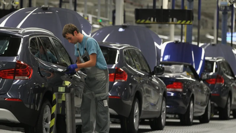 Trabalhadores montam carros da BMW na fábrica de montagem da BMW em Leipzig, Alemanha, em 5 de novembro de 2010. (Sean Gallup/Getty Images)
