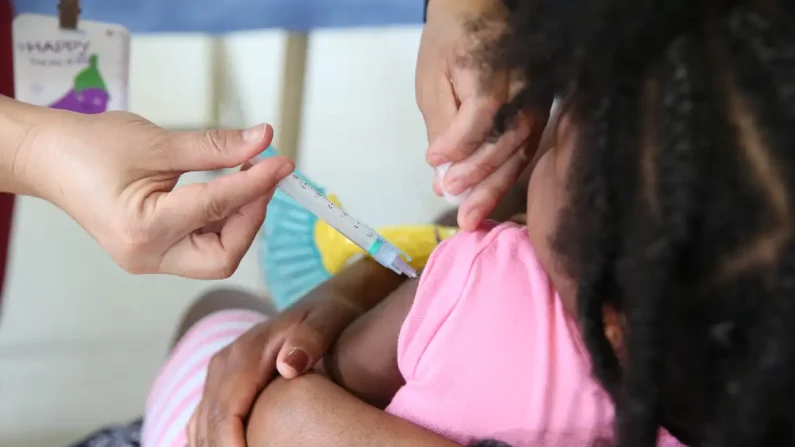 Vacinação de crianças (© Valter Campanato/Agência Brasil)