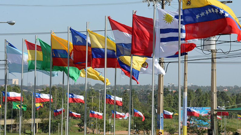 Bandeiras dos países participantes durante a reunião de delegados e ministros das Relações Exteriores do Mercosul e países associados realizada durante a XXXVII Cúpula do Mercosul, 23 de julho de 2009 (Crédito da foto: NORBERTO DUARTE/AFP via Getty Images)