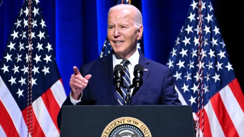 O presidente Joe Biden discursa no Museu Nacional de História e Cultura Afro-Americana em Washington, em 17 de maio de 2024. (Andrew Caballero-Reynolds/AFP via Getty Images)
