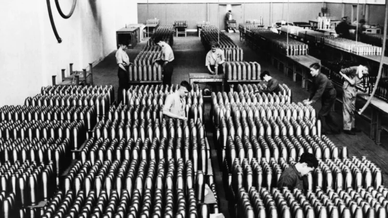 Trabalhadores de munições embalando cartuchos para armas de campo, na sala de embalagem de uma fábrica de munições durante a Primeira Guerra Mundial, por volta de 1916. (Keystone View Company/FPG/Archive Photos/Getty Images)
