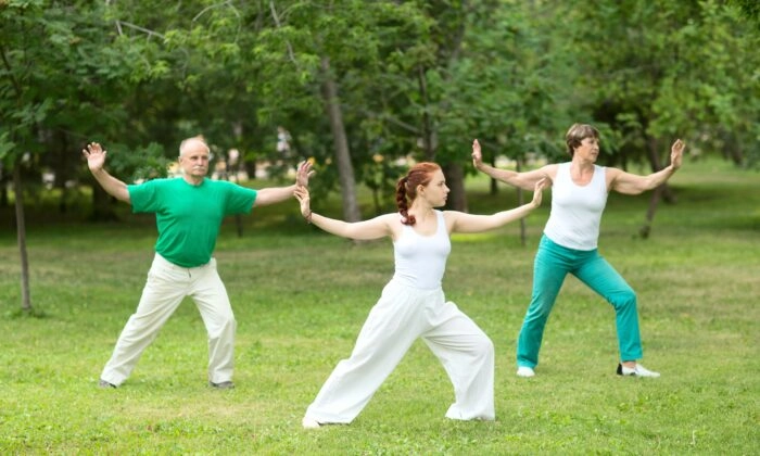 Pessoas praticando Tai Chi (Ulza/Shutterstock)
