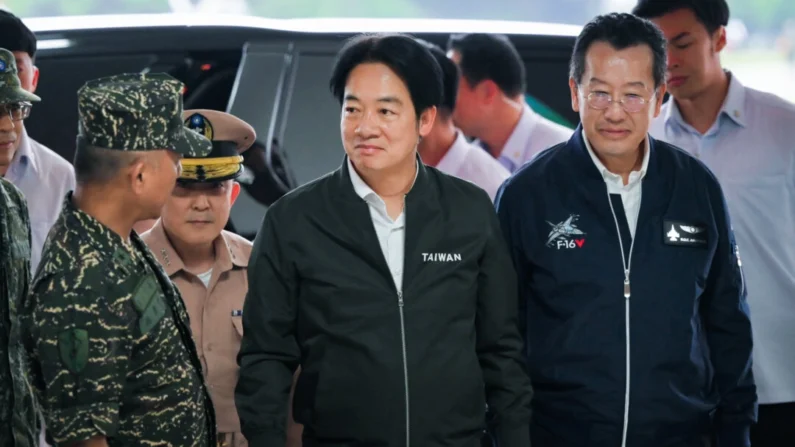 O presidente de Taiwan, Lai Ching-te (centro), e o ministro da Defesa, Wellington Koo, chegam em uma visita para inspecionar as tropas militares em Taoyuan em 23 de maio de 2024. (Sam Yeh/AFP via Getty Images)
