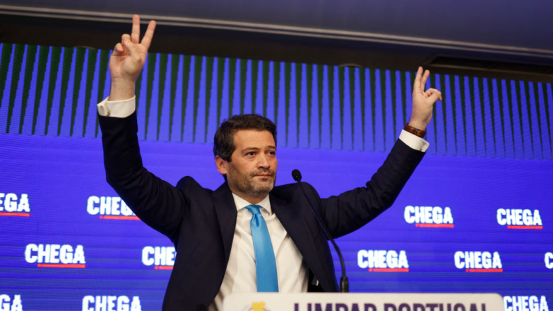 O líder do CHEGA, André Ventura, discursa para os apoiadores no Hotel Marriot, onde o partido realiza o evento da noite da eleição, em Lisboa, em 10 de março de 2024 (Foto de ANDRE DIAS NOBRE/AFP via Getty Images)