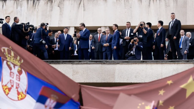O presidente da Sérvia, Aleksandar Vucic, acompanhado pelo líder chinês Xi Jinping, discursa para as pessoas reunidas do lado de fora do Palácio da Sérvia durante uma cerimônia de boas-vindas em Belgrado, em 8 de maio de 2024. (STRINGER/AFP via Getty Images)
