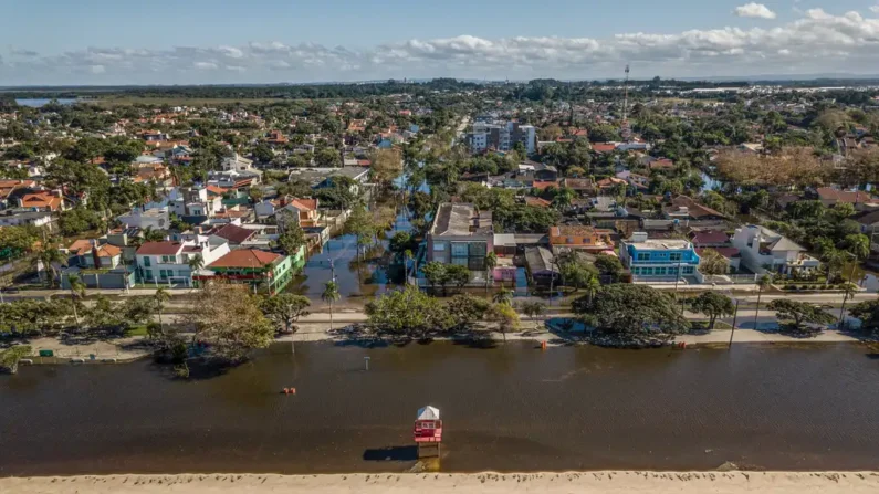 Bairro Praia do Laranjal em Pelotas continua alagado após fortes chuvas (Foto: Rafa Neddermeyer/Agência Brasil)