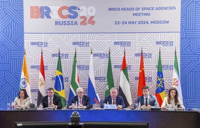 Uma foto disponibilizada pelo serviço de imprensa da Roscosmos mostra os participantes de uma reunião de chefes de agências espaciais dos países membros do BRICS em Moscou, Rússia, em 23 de maio de 2024. O desejo de vários países ocidentais de transformar o espaço em uma arena para possíveis operações militares é particularmente alarmante, disse o diretor geral da Roscosmos, Yuri Borisov. O vice-ministro das Relações Exteriores da Federação Russa, Sergei Ryabkov, disse que Moscou está contando com o apoio dos países do BRICS às iniciativas russas sobre o uso do espaço para fins pacíficos (EFE/EPA/ROSCOSMOS PRESS SERVICE HANDOUT)