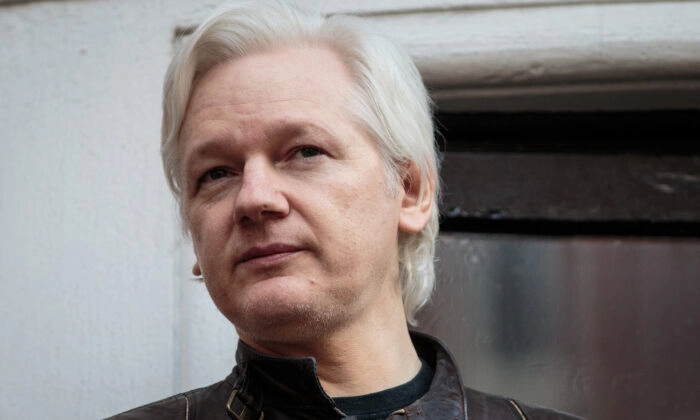 Julian Assange fala aos repórteres em Londres em 19 de maio de 2017. (Jack Taylor/Getty Images)
