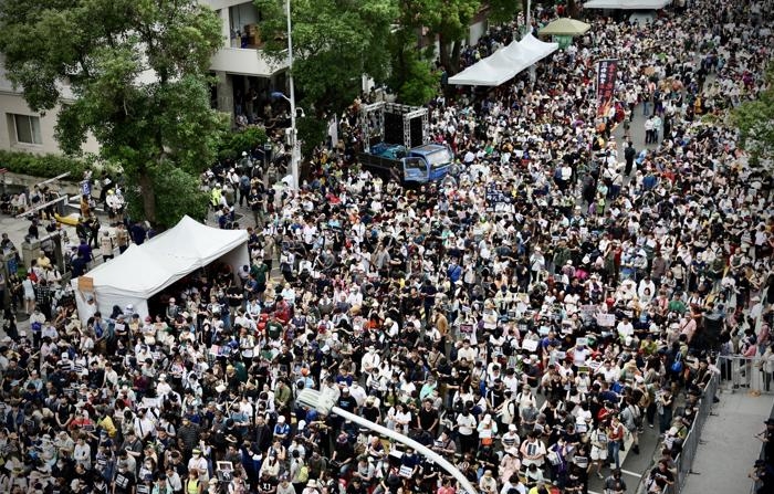 Milhares de taiwaneses se reuniram em frente ao Yuan Legislativo (Parlamento) na sexta-feira para protestar contra o polêmico pacote de reforma parlamentar (EFE/EPA/RITCHIE B. TONGO)