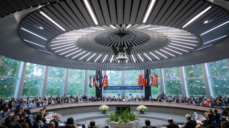 Presidente do Comitê de Ministros do Conselho da Europa, Dominique Hasler (C) abre a 133ª sessão do Comitê de Ministros no Conselho Europeu em Estrasburgo, leste da França, em 17 de maio de 2024 (Foto: SEBASTIEN BOZON/AFP via Getty Images)