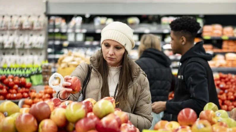 Pessoas fazem compras em um supermercado na cidade de Nova Iorque em 21 de março de 2024 (Samira Bouaou/The Epoch Times)
