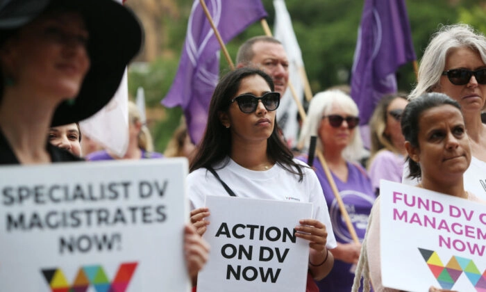 Mulheres seguram cartazes com referência a ações contra a violência doméstica durante a marcha do Dia Internacional da Mulher em Sydney, Austrália, em 7 de março de 2020 (Lisa Maree Williams/Getty Images)
