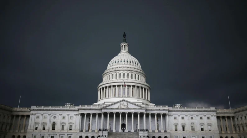 Nuvens de tempestade enchem o céu sobre o Capitólio dos EUA, em Washington, em 13 de junho de 2013. (Mark Wilson/Getty Images)
