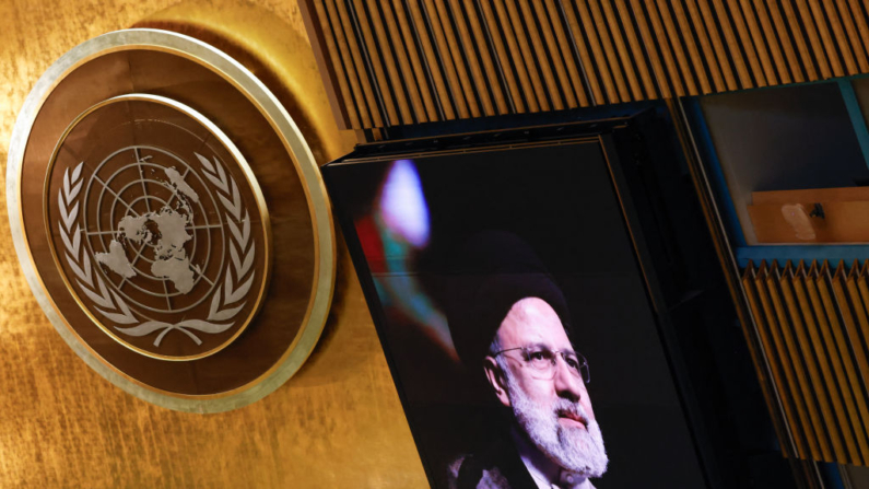 Uma foto do falecido líder iraniano Ebrahim Raisi é exibida enquanto a Assembleia Geral da Organização das Nações Unidas (ONU) realiza uma homenagem a Raisi na sede da ONU em Nova Iorque, em 30 de maio de 2024 (Foto de KENA BETANCUR / AFP via Getty Images) 