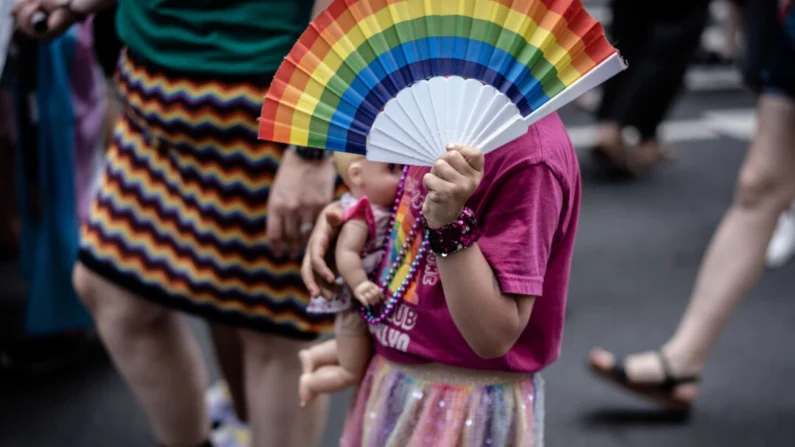 Uma criança na Marcha do Orgulho anual de Nova Iorque, na cidade de Nova Iorque, em 25 de junho de 2023. (Samira Bouaou/The Epoch Times)
