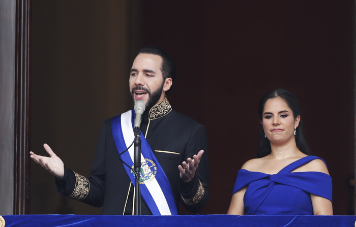 O presidente de El Salvador, Nayib Bukele, acompanhado de sua esposa Gabriela Rodriguez, participa da cerimônia de posse para um segundo mandato no sábado na Plaza Gerardo Barrios em San Salvador (EFE/ Bienvenido Velasco)