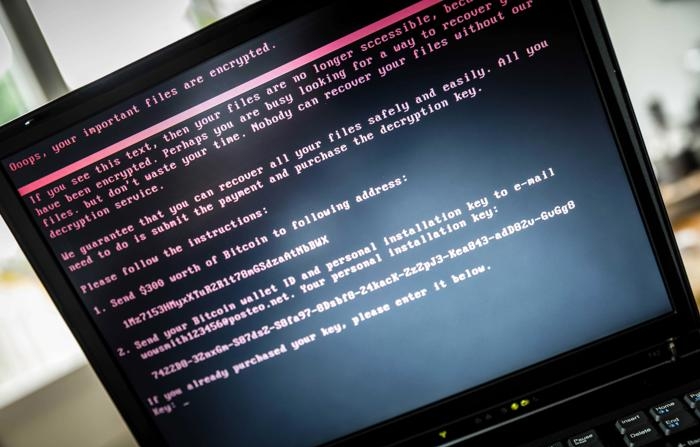 A tela de um computador exibe uma mensagem após ser infectado por ransomware. Imagem de arquivo (EFE/Rob Engelaar)