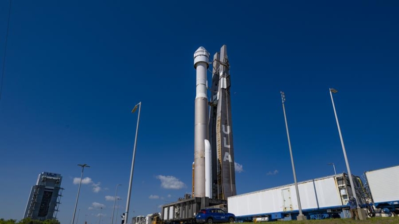 Fotografia fornecida pela United Launch Alliance (ULA) mostrando o foguete Atlas V com o Starliner da Boeing na Vertical Integration Facility (VIF) na quinta-feira em Cabo Canaveral (Flórida) (EFE/ULA)