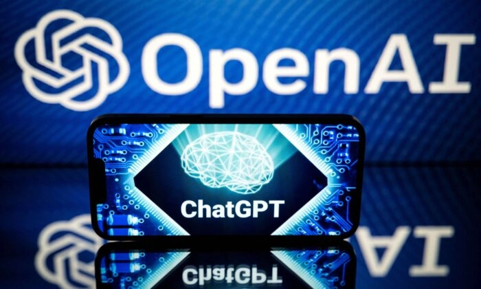 Telas exibindo os logotipos da OpenAI e ChatGPT em Toulouse, sudoeste da França, em 23 de janeiro de 2023. (Lionel Bonaventure/AFP via Getty Images)
