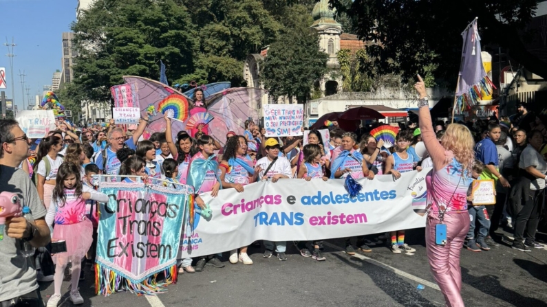 Crianças desfilam entre adultos e militantes da causa LGBTQIA+ durante a 28ª edição da Parada do Orgulho LGBTQIA+ em São Paulo (Reprodução Redes Sociais)