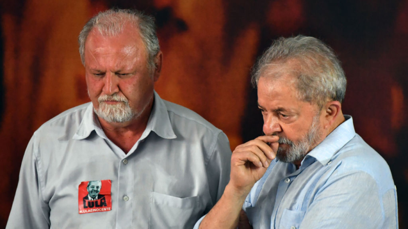 O líder do Movimento dos Trabalhadores Sem Terra (MST), João Pedro Stedile (L), ao lado de Luiz Inácio Lula da Silva durante um comício em 25 de janeiro de 2018. (NELSON ALMEIDA/AFP via Getty Images)