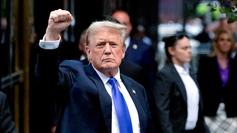 O ex -presidente e candidato presidencial republicano Donald Trump mantém um punho quando ele volta à Trump Tower depois de ser condenado em seu julgamento criminal na cidade de Nova Iorque, em 30 de maio de 2024. (Timothy A. Clary/AFP via Getty Images)
