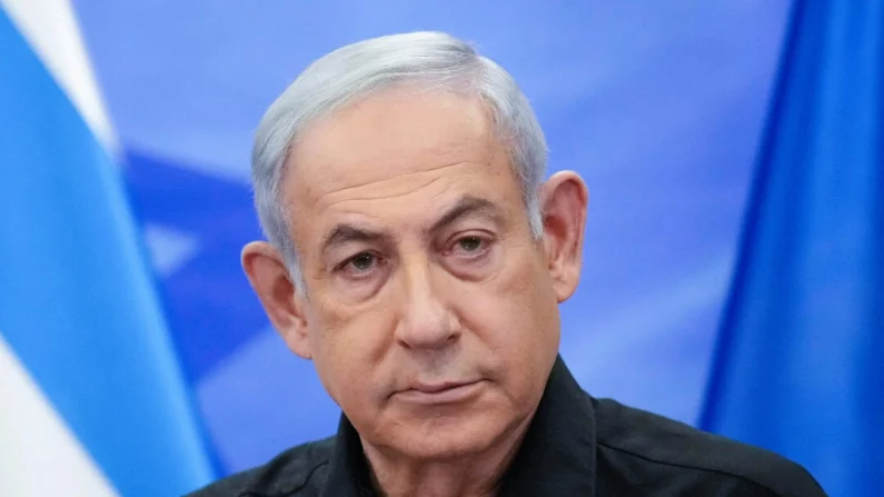 O primeiro -ministro israelense Benjamin Netanyahu aborda a mídia durante uma conferência de imprensa conjunta com o presidente francês em Jerusalém, Israel, em 24 de outubro de 2023. (Christophe Ena/Pool/AFP via Getty Images)
