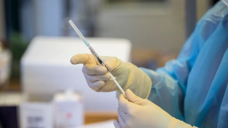 Um profissional de saúde prepara uma vacina contra a COVID-19 em uma imagem de arquivo. (Thomas Lohnes/Getty Images)
